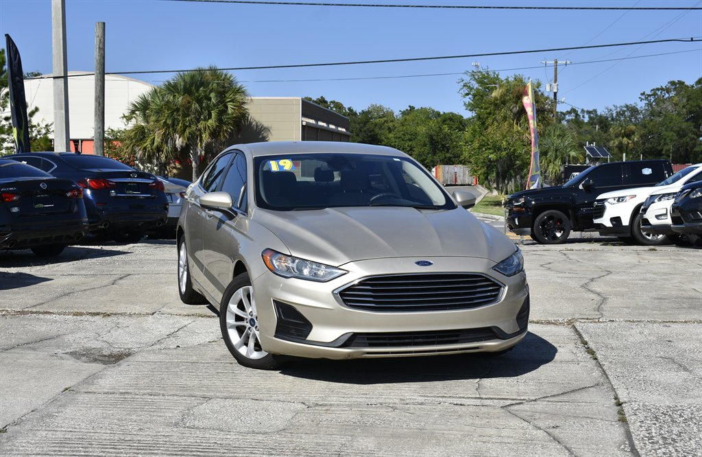 2019 Ford Fusion SE's photo
